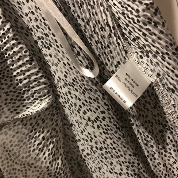 NWT- Nice polka dot pull over sleeveless top.  Pleated camisole blouse. - Picture 9 of 10
